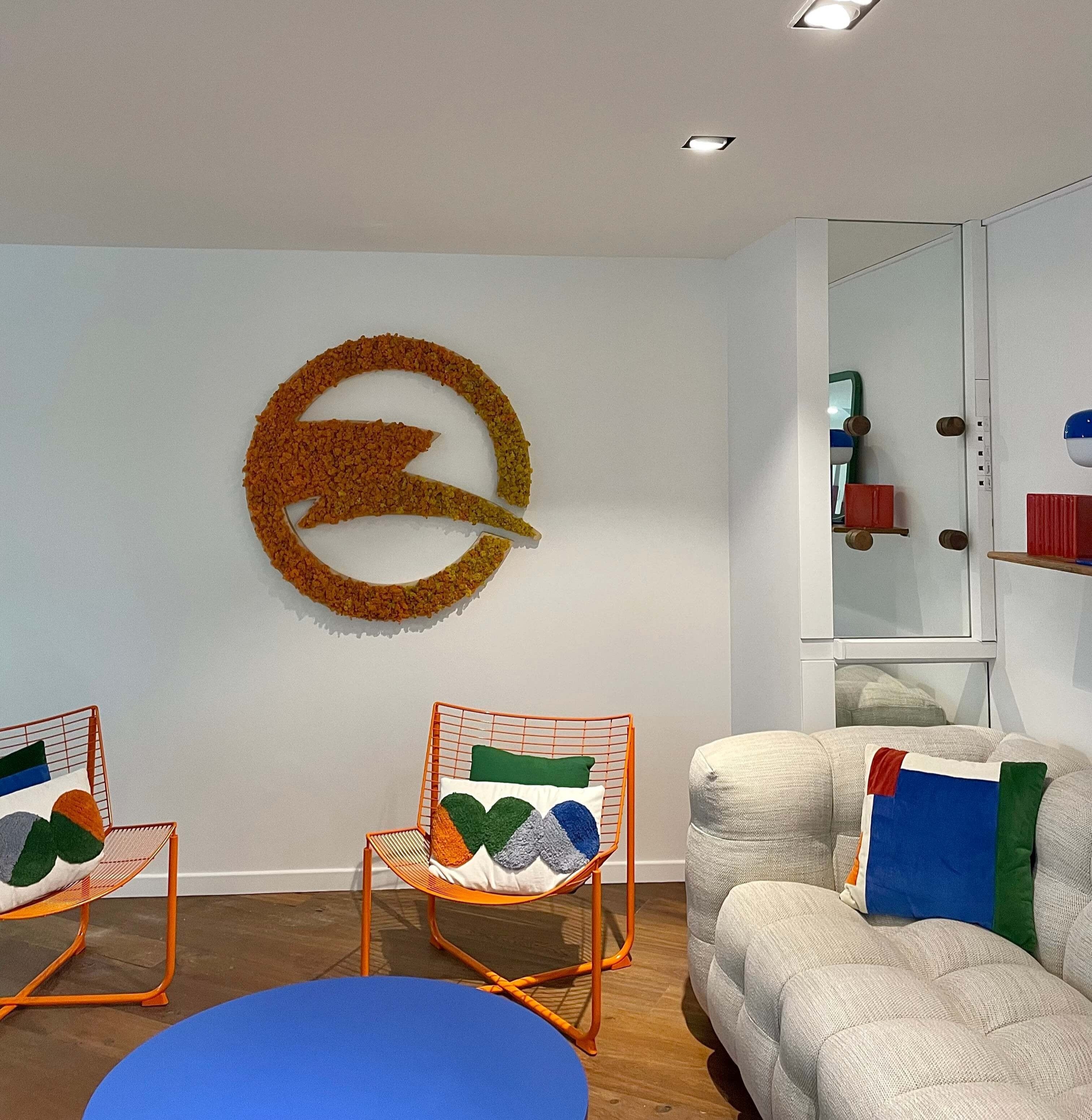 Logo végétal entreprise, logo au mur orange et jaune, projet sur mesure Lichen&CO