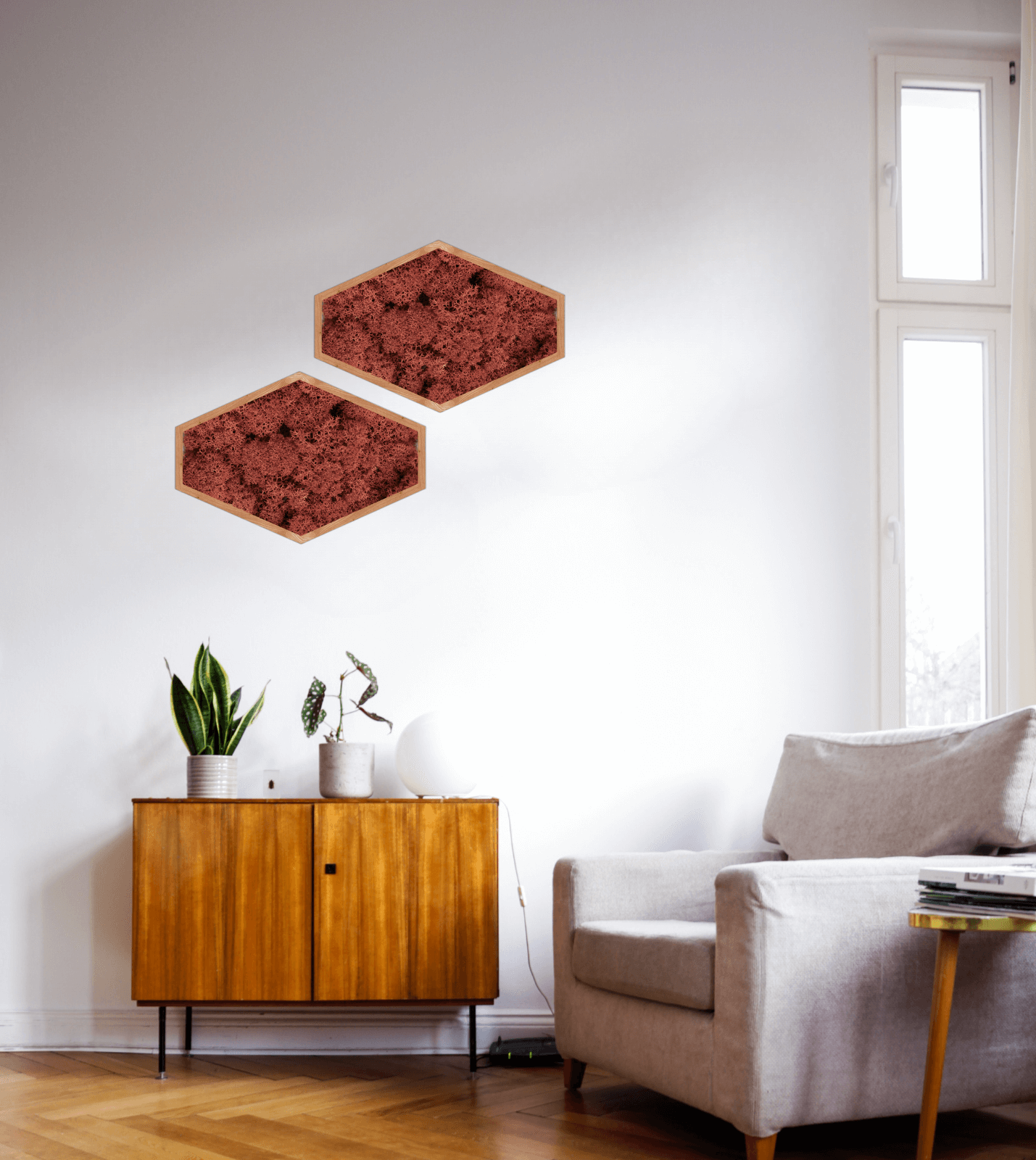 Décoration intérieure au design floral en lichen stabilisé, plantes naturelles stabilisées, dans une maison contemporaine. Tableau végétal stabilités, mosaïques accrochées au mur en lichen stabilisé rouge. 