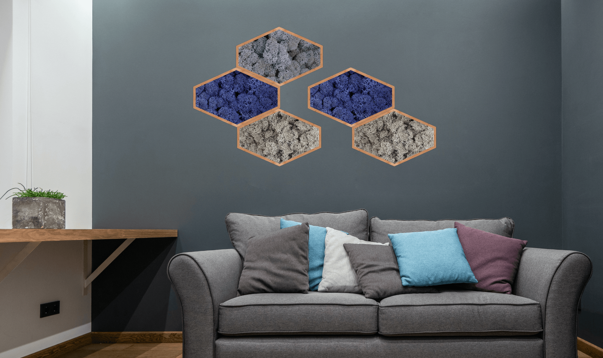 Décoration intérieure au design floral en lichen stabilisé, plantes naturelles stabilisées, dans une maison contemporaine. Tableau végétal stabilités, mosaïques accrochées au mur en lichen stabilisé bleu et gris. 