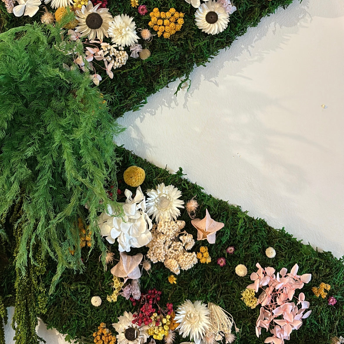 Mur végétal boulangerie L'Atelier Gustive Rezé Nantes compositions florales stabilisées