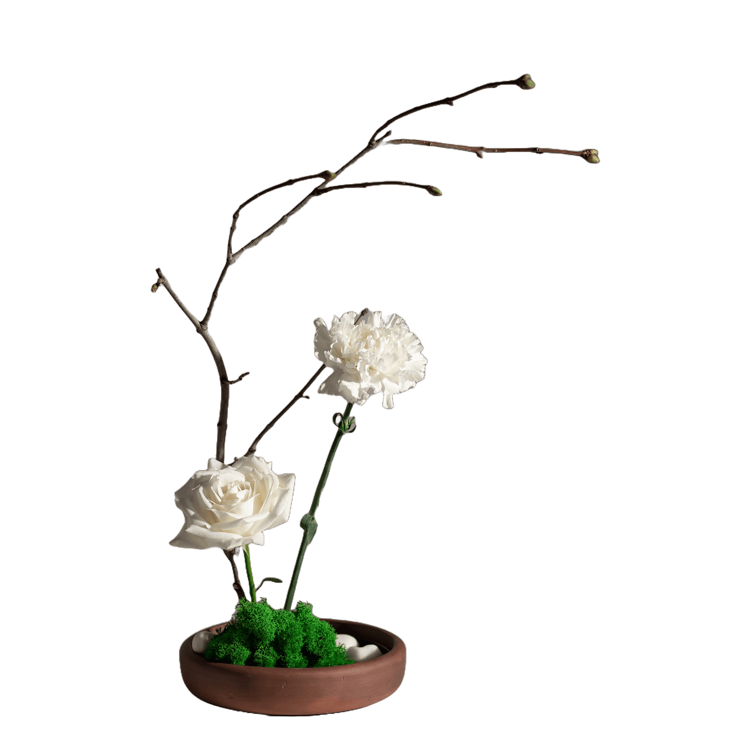 design Ikabana moderne avec deux rose blanches, des branches d'arbres et du lichen en basse.