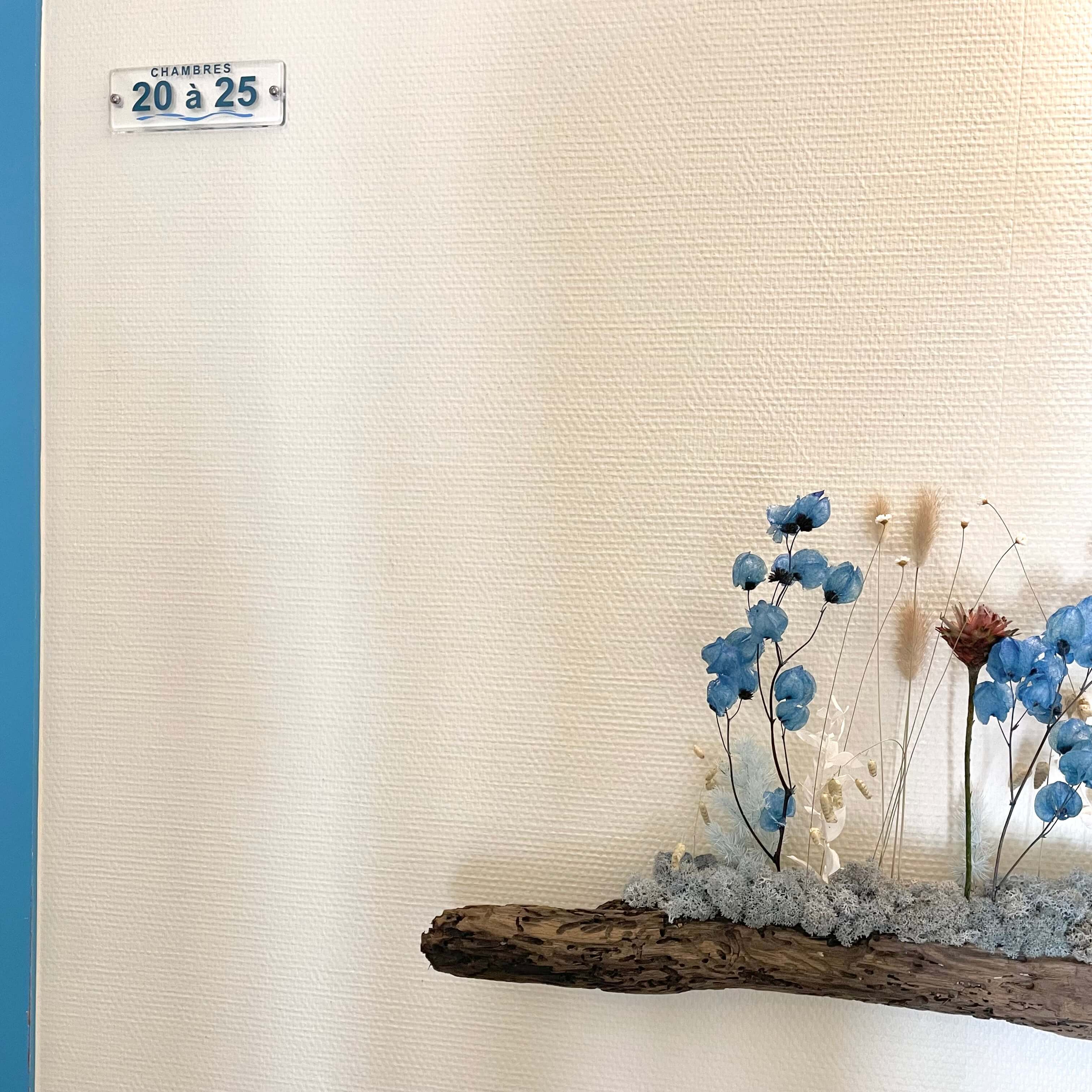 Projet personnalisé, hotel restaurant, composition florales sur du bois flotté, sur les tons bleus et rose.