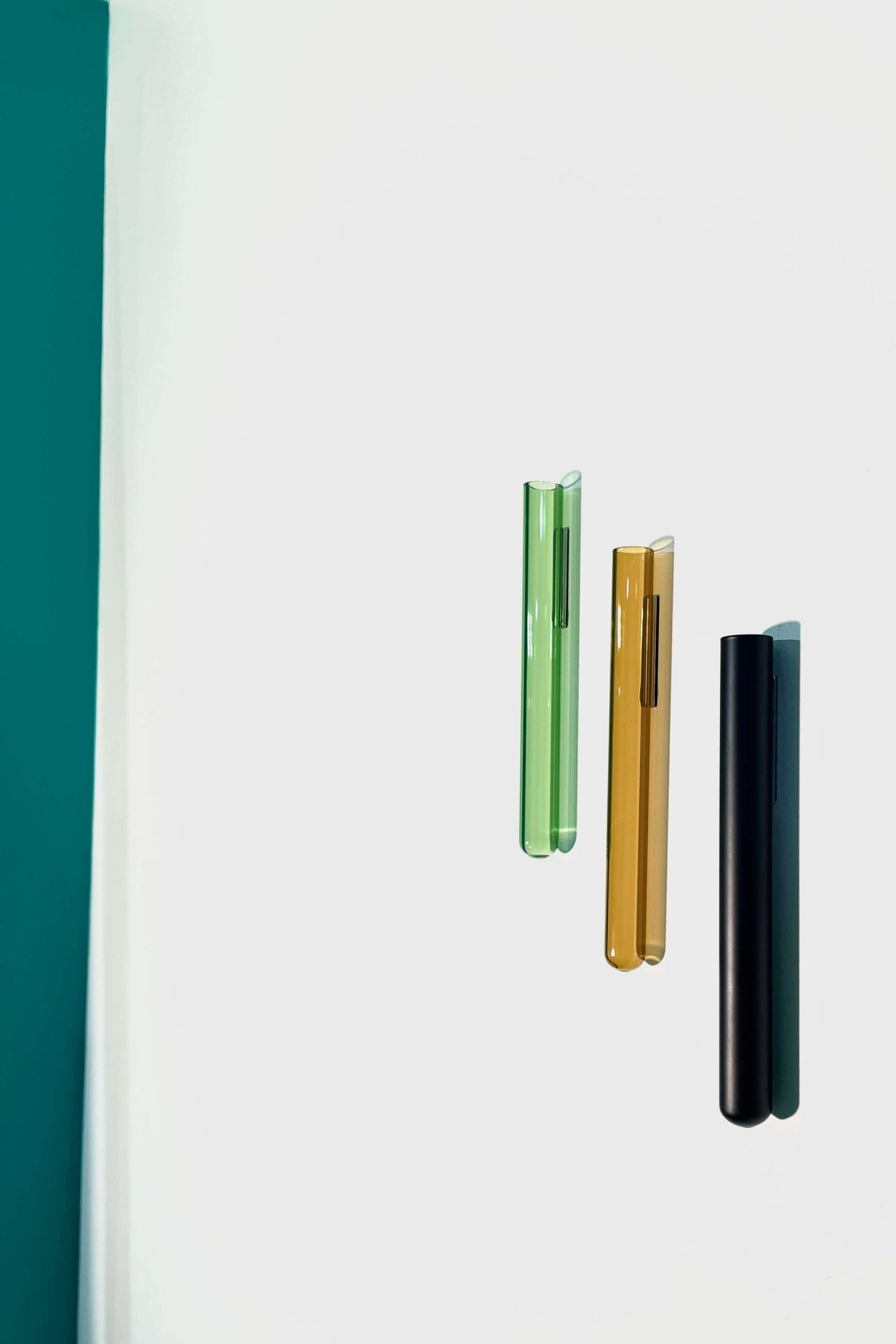 Composition Florale Murale - Tube aimanté noir vert orange