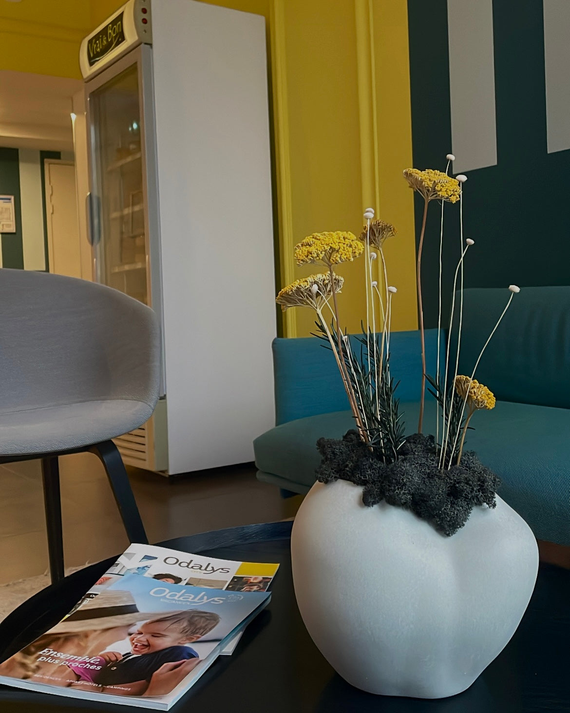 Composition florale projet Odalys Nantes jaune et noir Lichen&CO