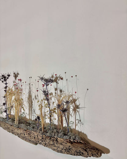 Composition florale sur bois flotté nuances de bleues