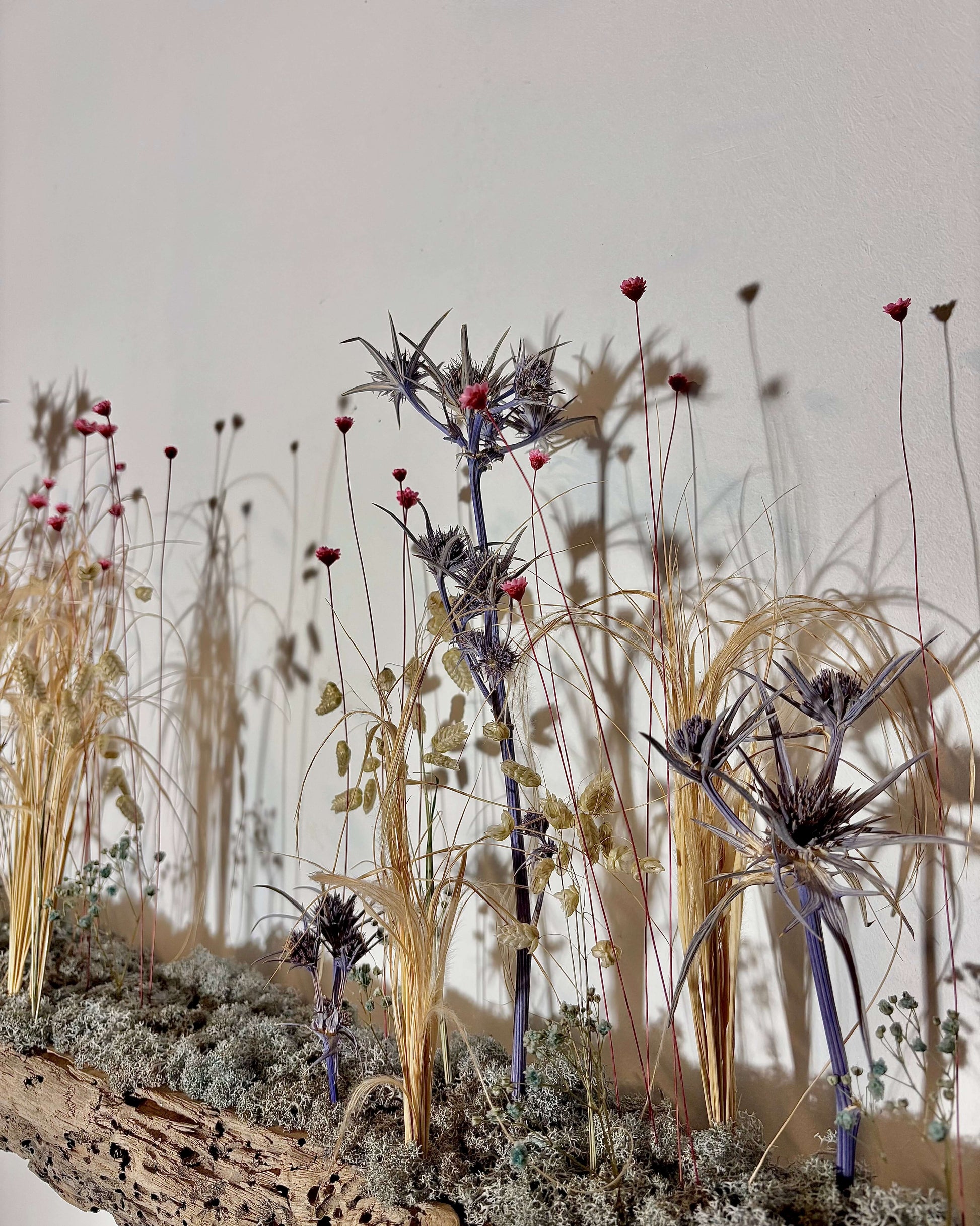Composition florale sur bois flotté nuances de bleues