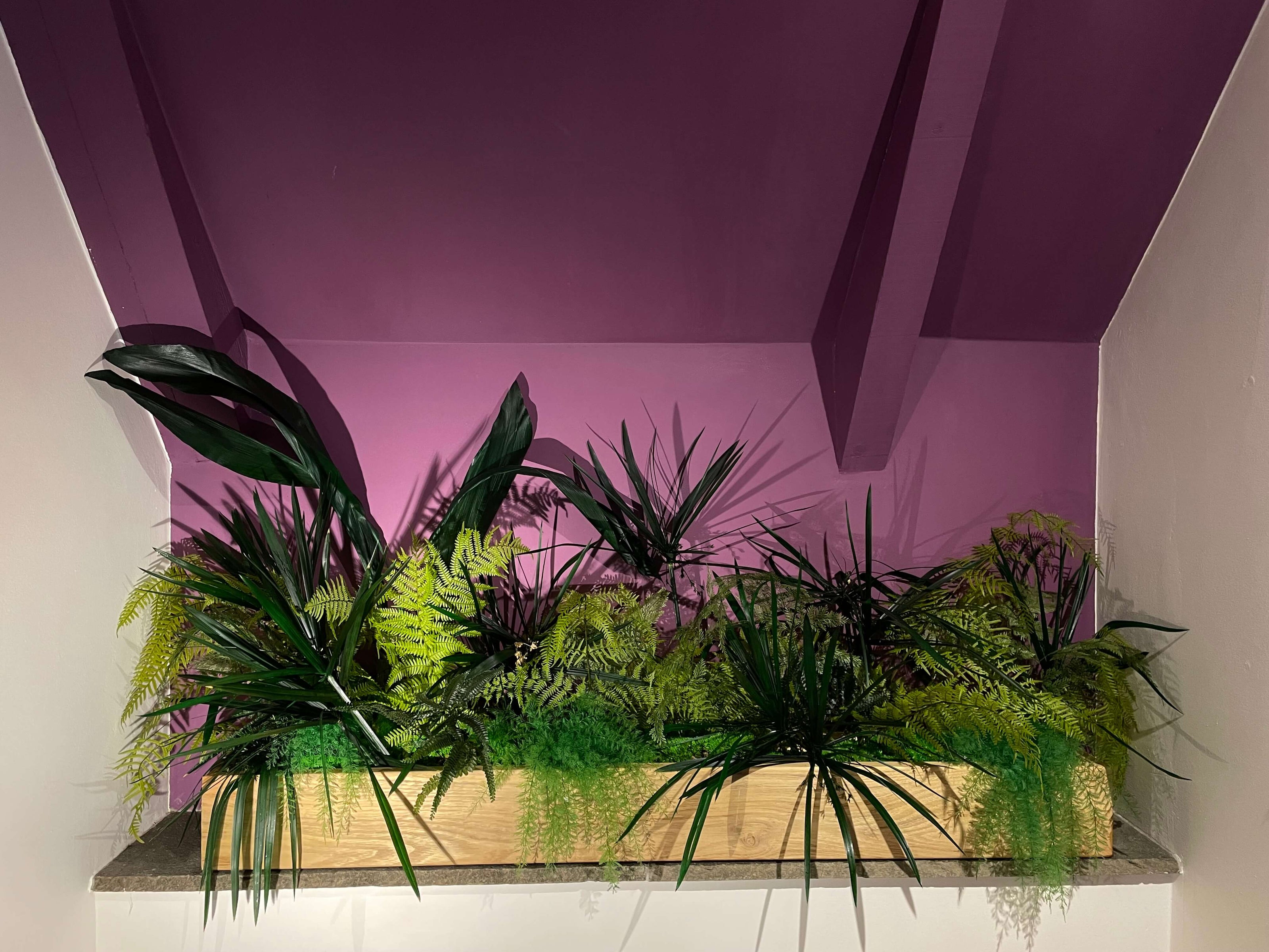 Décoration intérieure au design floral en lichen stabilisé et plantes naturelles stabilisées dans une maison contemporaine. Composition en végétaux stabilisés sur les tons vert.