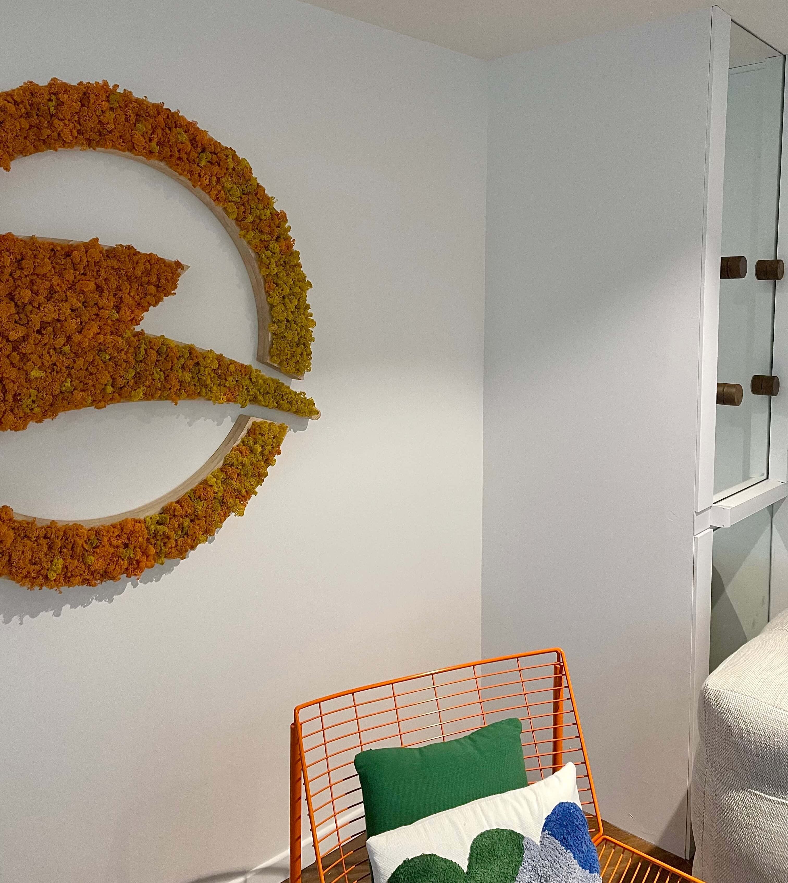 Logo végétal entreprise, logo au mur orange et jaune, projet sur mesure Lichen&CO