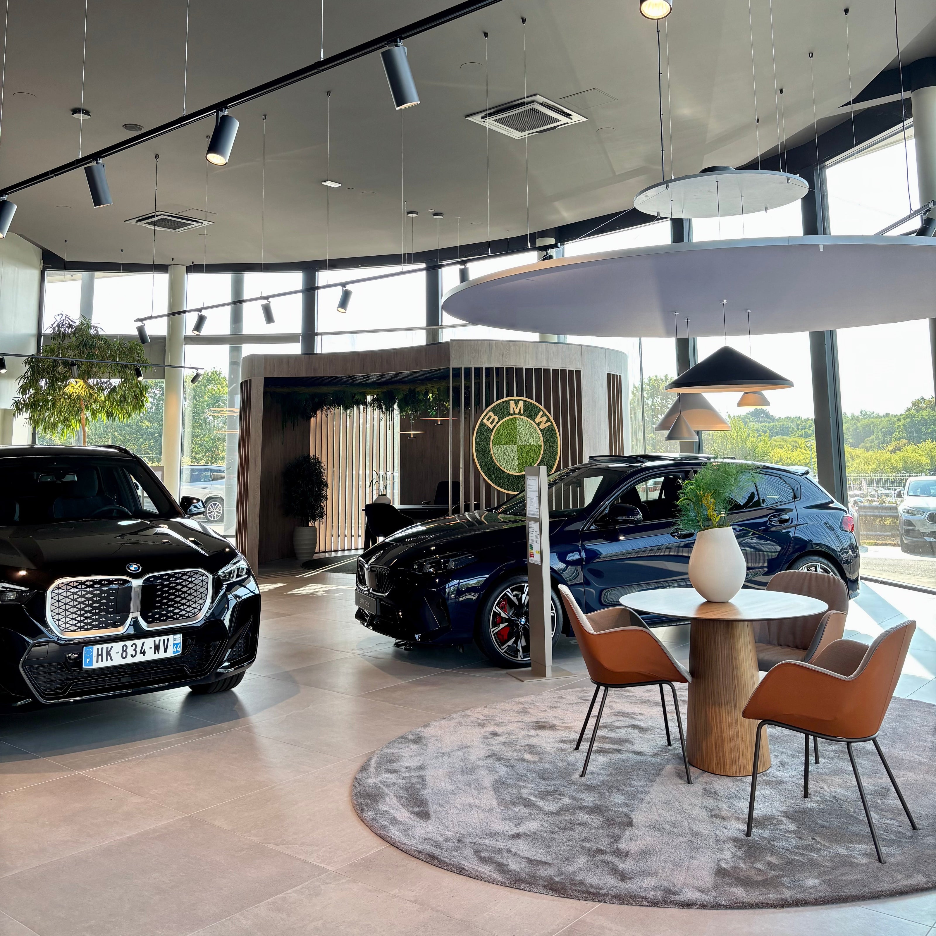 Projet BMW saint herblain nantes plafond vegetal logo arbre stabilise