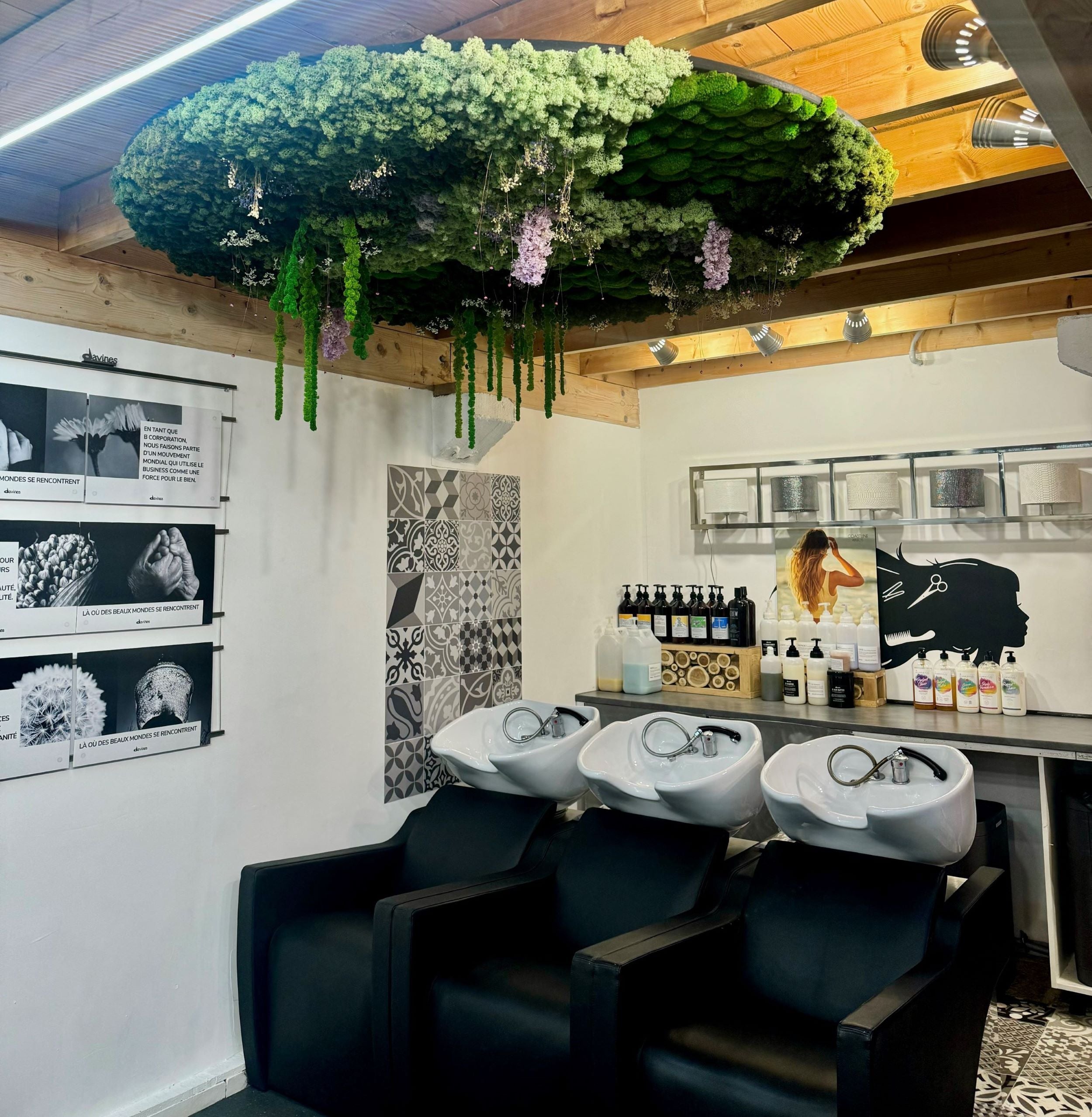 Décor végétal sur mesure, plafonnier végétal, pour salon coiffure, projet sur mesure Lichen&CO