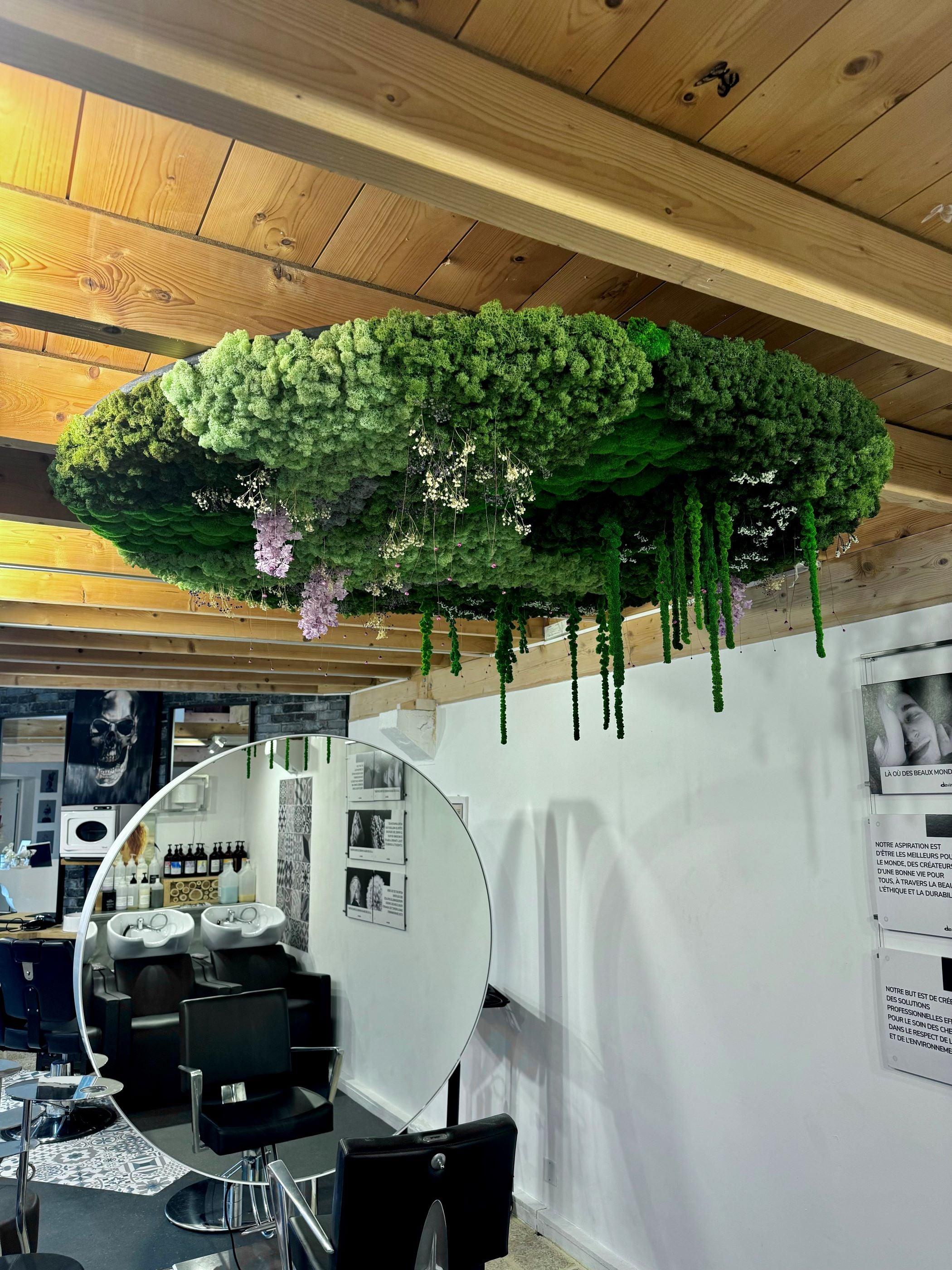 Décor végétal sur mesure, plafonnier végétal, pour salon coiffure, projet sur mesure Lichen&CO